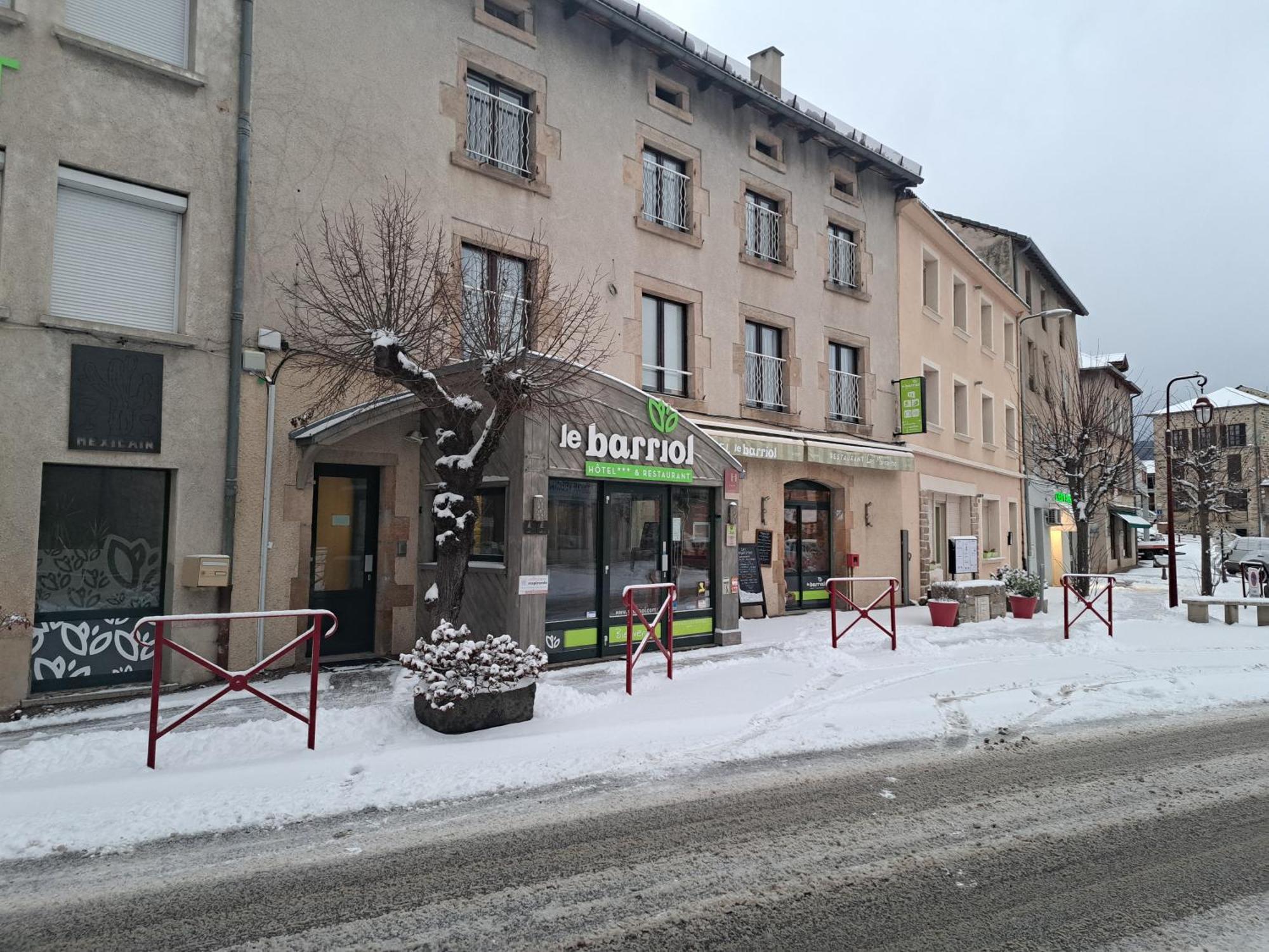 Hotel Le Barriol Saint-Julien-Chapteuil Esterno foto